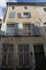 Immeuble, au no&nbsp;21.