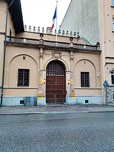 No&nbsp;26 : entrée, surmontée du drapeau français.