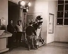 Tourage du film Cyrus le Grand au musée du Louvre en 1958.