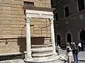 Puits coin Palais Piccolomini/corso Rosselino.
