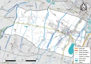 Carte en couleur présentant le réseau hydrographique de la commune