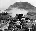 Canon de 37&nbsp;mm tirant sur le mont Suribachi.