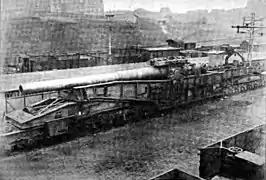 Pièce de 380&nbsp;mm sur voie ferrée.