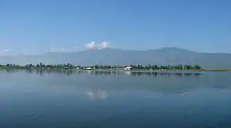 S'étendant sur 287&nbsp;km², le lac Loktak est le cœur de la vallée du Manipur, issu des divers cours d'eau descendant des monts l'entourant.