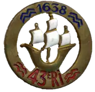 Insigne du 43e&nbsp;régiment d'infanterie (vagues et chiffres rouges)