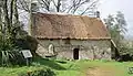 Écomusée de Saint-Dégan : la ferme du XVIIe&nbsp;siècle, restaurée en 1813, et le puits.