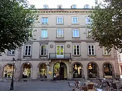 Le no&nbsp;4, façade sur la place.