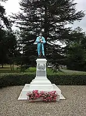 le monument est un obélisque classique, surmonté d’un poilu idéalisé, au garde-à-vous et peint de couleurs réalistes.