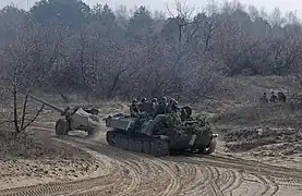 La 59e&nbsp;brigade motorisée s’entraînant en 2017 avec un MT-12 Rapira tracté par un MT-LB.