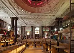 L'ancienne salle des guichets, actuellement un restaurant