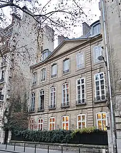 L'hôtel de Dreux-Brézé depuis le boulevard Raspail. Cette façade donnait avant le XIXe siècle sur le jardin de l'hôtel, qui disparut à la faveur du percement du boulevard et de la construction d'immeubles. Les blocs de pierre saillants à droite et à gauche de l'image, servant à raccorder harmonieusement une façade à celle de l'immeuble voisin, suggèrent que les architectes du boulevard pensaient que l'hôtel serait lui aussi remplacé par une construction neuve. L'hôtel est aussi un heureux rescapé du mouvement d'urbanisation des boulevards au XIXe siècle.