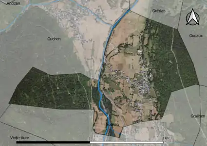 Photo aérienne en couleurs de la commune.