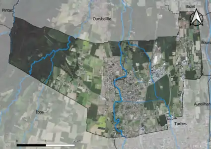 Photo aérienne en couleurs de la commune.