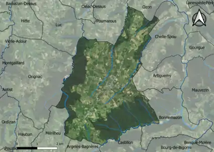 Photo aérienne en couleurs de la commune.