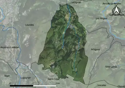 Photo aérienne en couleurs de la commune.