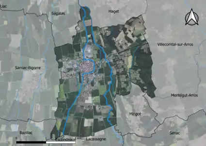 Photo aérienne en couleurs de la commune.