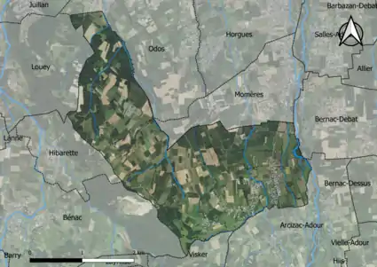 Photo aérienne en couleurs de la commune.