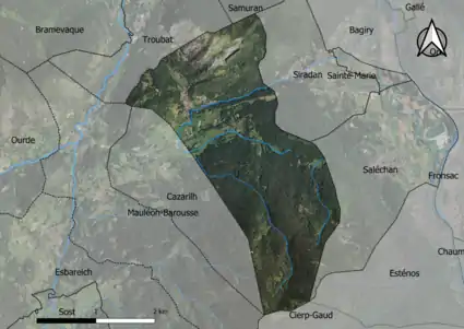 Photo aérienne en couleurs de la commune.