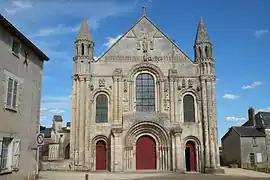 La façade écran de l'église abbatiale Saint-Jouin de Marnes.