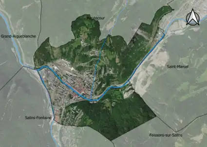 Photo aérienne en couleurs de la commune.