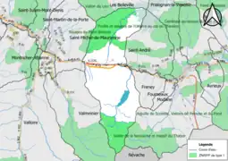 Carte représentant les Zones naturelles d'intérêt écologique, faunistique et floristique de type 1 d'Orelle : il y en a une tout au nord et une tout au sud, respectivement près du mont Bréquin et du mont Thabor qui sont écrites et schématisées avec des couleurs vertes, blanches et bleues.