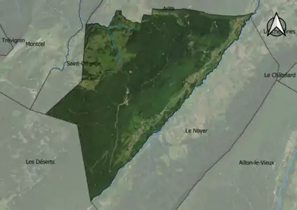 Photo aérienne en couleurs de la commune.