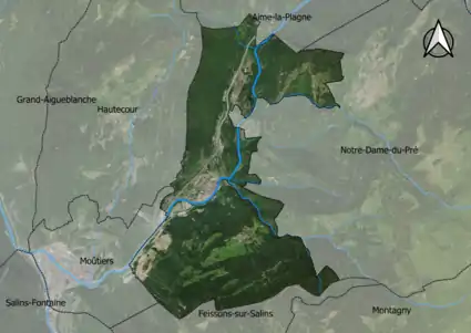 Photo aérienne en couleurs de la commune.