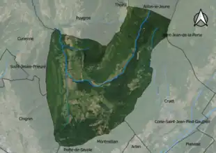 Photo aérienne en couleurs de la commune.