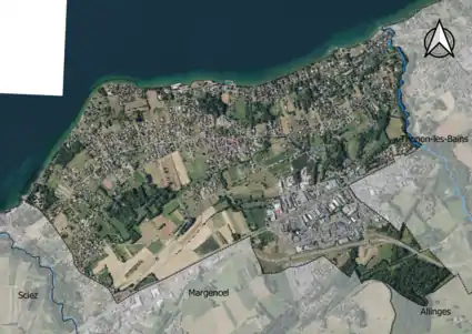 Photo aérienne en couleurs de la commune.