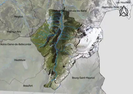 Photo aérienne en couleurs de la commune.