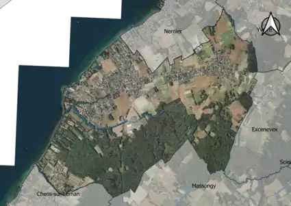 Photo aérienne en couleurs de la commune.