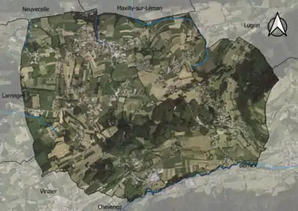 Photo aérienne en couleurs de la commune.