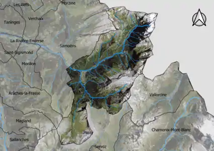 Photo aérienne en couleurs de la commune.