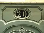 Numéro inclus dans la porte de l'immeuble, fréquent au début du XIXe&nbsp;siècle.