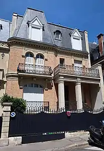 No&nbsp;8, rue Desbordes-Valmore.