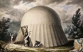 Aérostat au campement sous sa tente de protection (5/5).