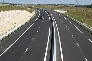  Photo des deux fois deux voies de l'autoroute A19, traversant le Loiret d'est en ouest
