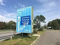 Panneau autoroutier non loin de la sortie n°4 « Aubange », vers le Pôle européen de développement et la N804.