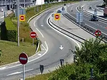 Panneaux B1 et B1j doublés sur une sortie d'autoroute.