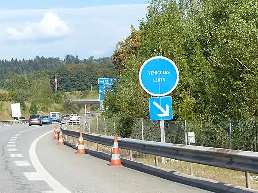 « Véhicules lents » dans une montée de l'autoroute A41 en Haute-Savoie.