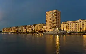 2015 : Le navire Luberon (A 642) amarré à la digue d'Alger.