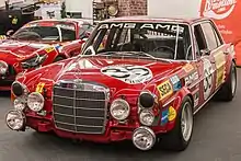 Photo d'une réplique de la Mercedes-Benz 300 SEL 6,8 AMG portant le no&nbsp;35.