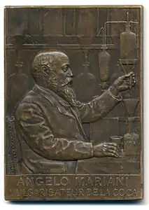 Angelo Mariani, vulgarisateur de la coca (1905), plaquette en bronze, 37&nbsp;×&nbsp;52&nbsp;mm, avers.