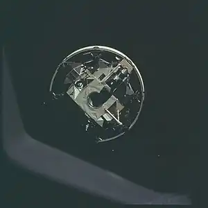 Le module lunaire, encore attaché au 3e&nbsp;étage de la fusée, avant que Collins ne s'y amarre.