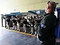 Un instructeur des forces d'opérations spéciales de la marine hellénique, à droite, organise un entraînement aux armes légères avec des marins américains à bord du navire-école hellénique Aris (A-74) au Centre d'entraînement opérationnel de l'OTAN.