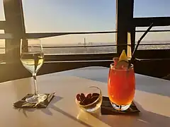 Un verre de chardonnay ainsi qu'un cocktail carrousel en 2019