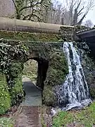 Passage sous la conduite d'eau.