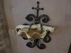 Bénitier coquille Saint-Jacques.