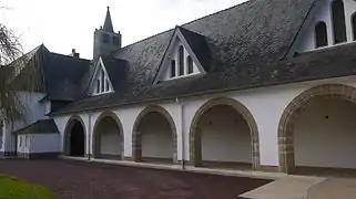 Le cloître et l'église abbatiale.