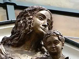 Vierge du portail de l'abbaye de Fontmorigny.